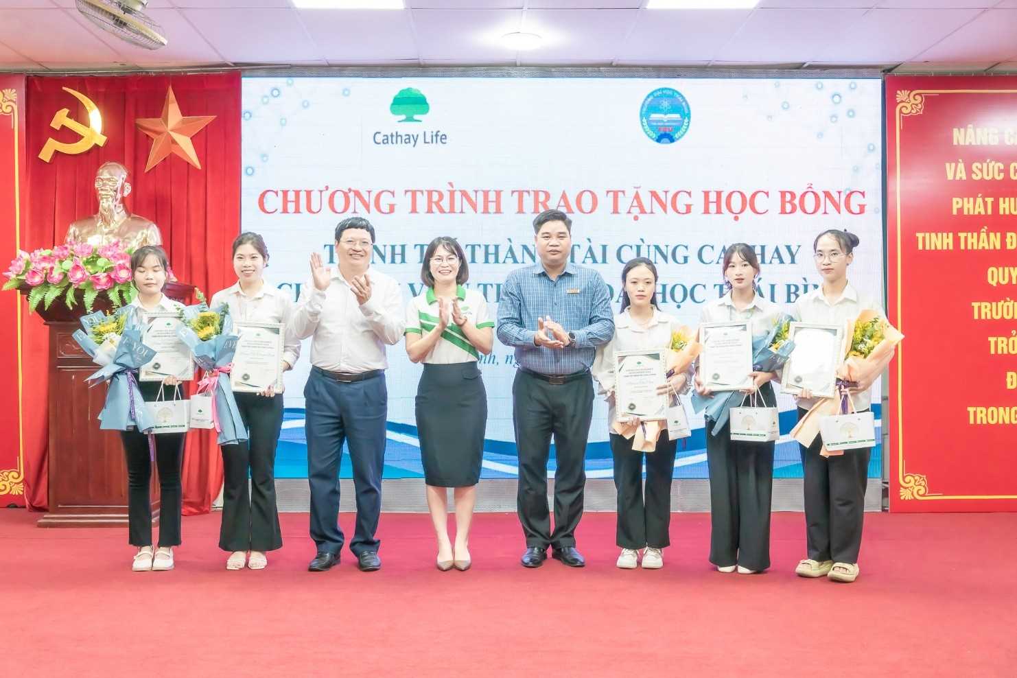 GẦN 1 TỈ ĐỒNG TRAO HỌC BỔNG CHO HƠN 100 SINH VIÊN TBU CÓ THÀNH TÍCH CAO TRONG HỌC TẬP VÀ NGHIÊN CỨU